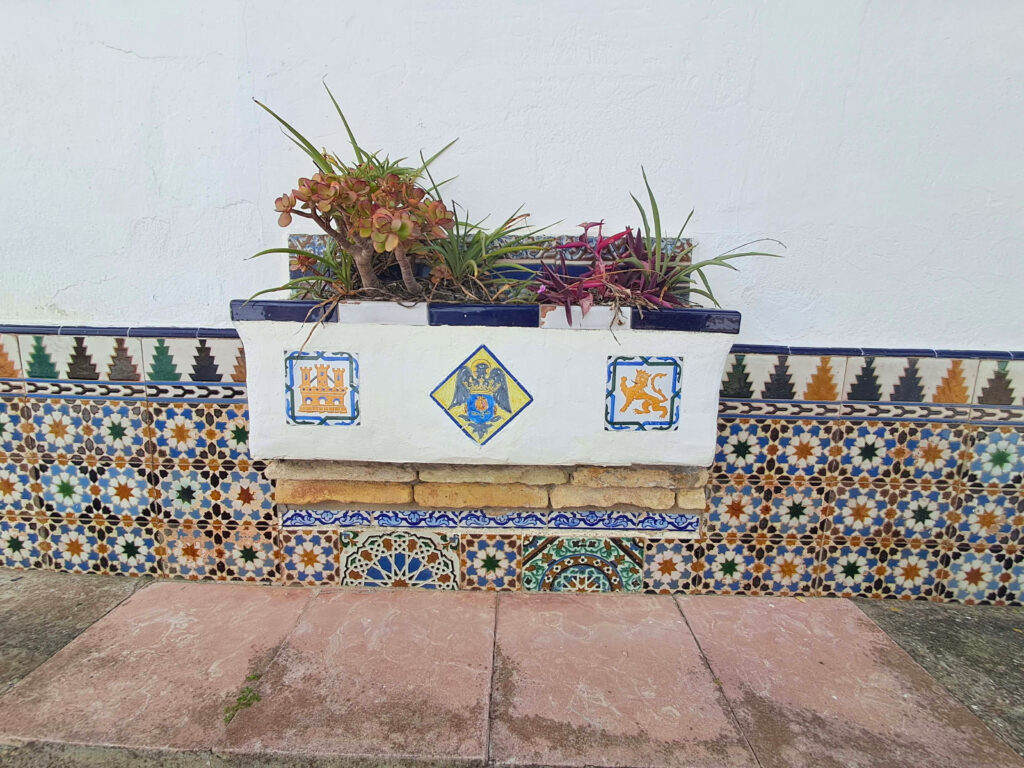 Azulejos en el patio del apartamento Malakita en Conil centro