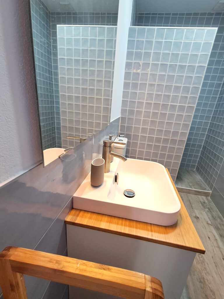 Apartamento El Cuartel en Conil Centro apartamento El Cuartel Conil centro baño