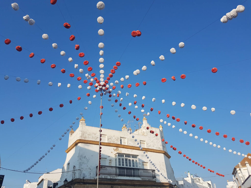 Fachada típica de apartamentos turísticos en el centro histórico de Conil