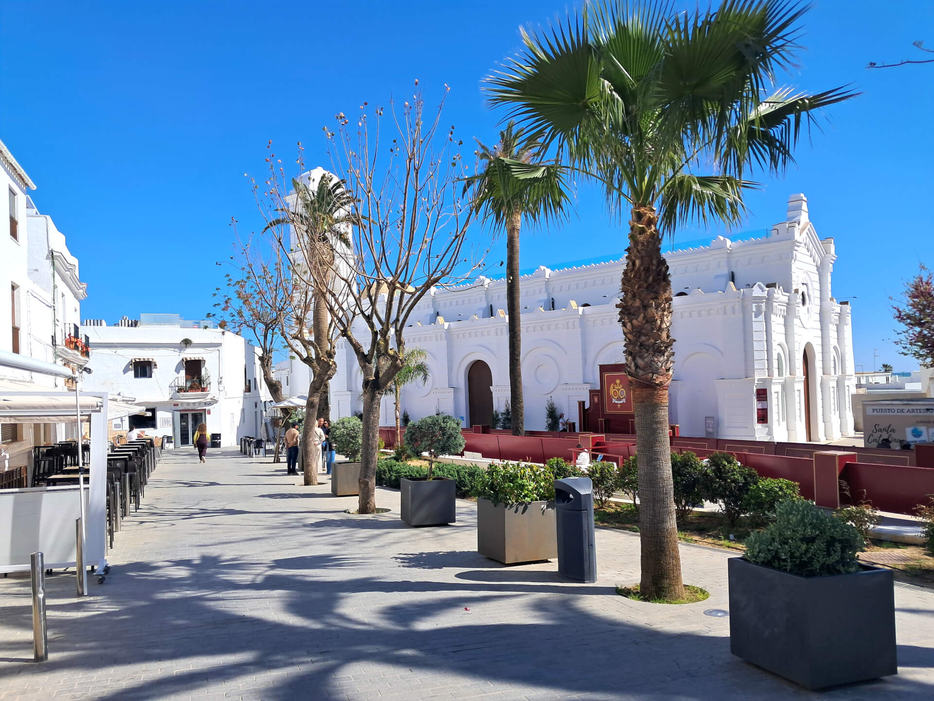 Zentrale Plaza de Santa Catalina in Conil de la Frontera mit Restaurants, weißen Häusern und lebendiger Atmosphäre